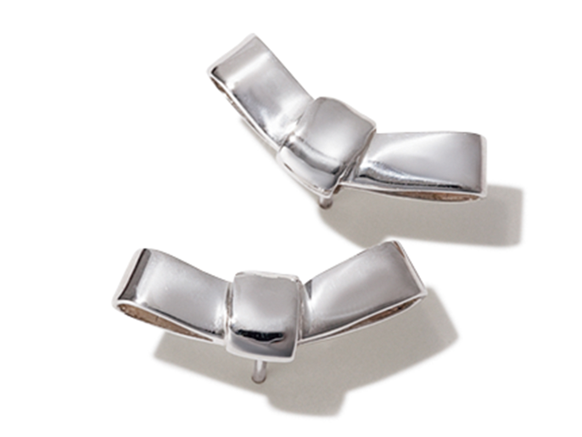 ANNIKA INEZのリボンモチーフのピアス