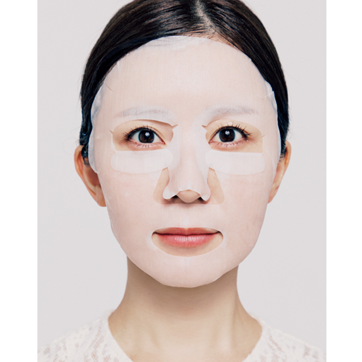 シートマスクをしているモデル