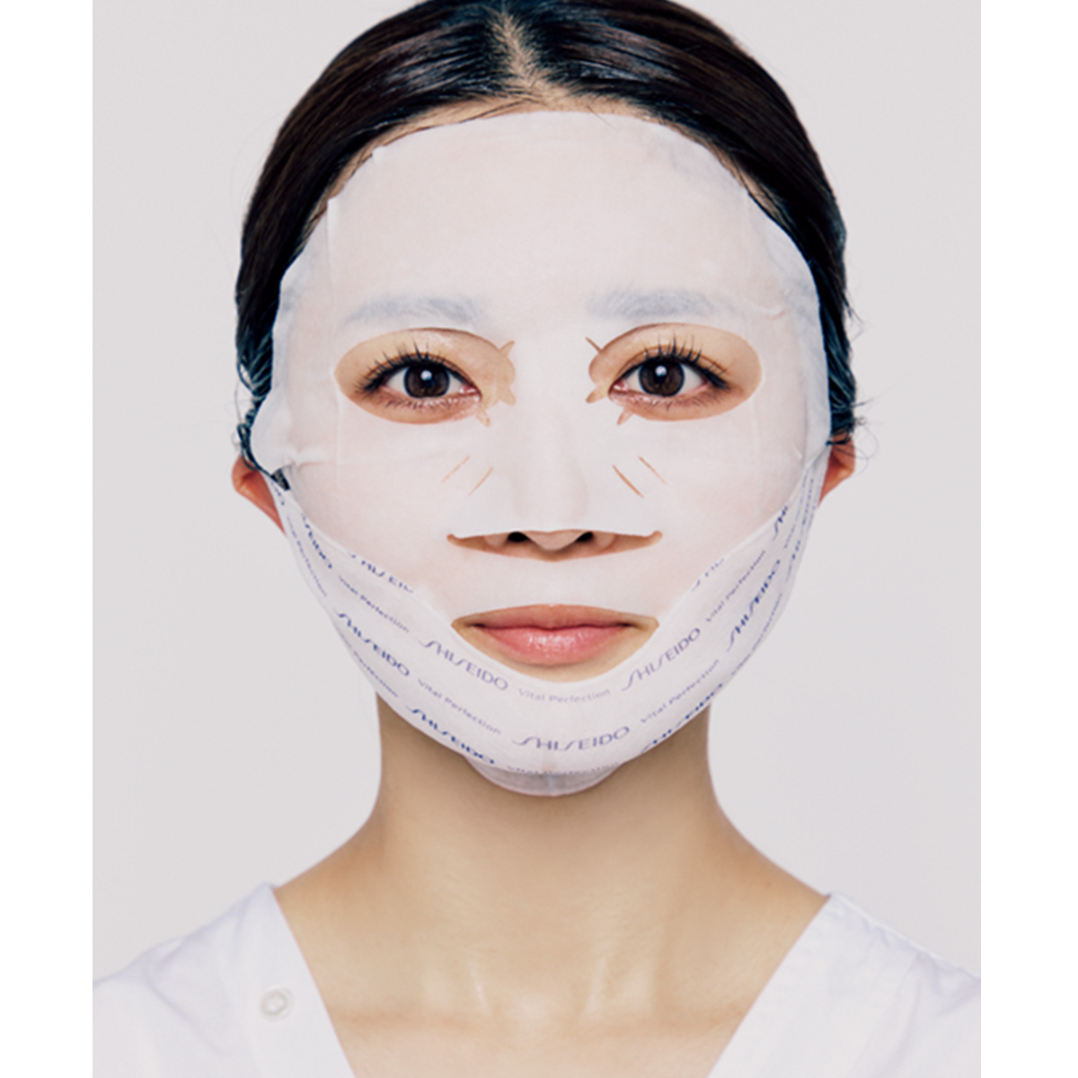 シートマスクをしているモデル