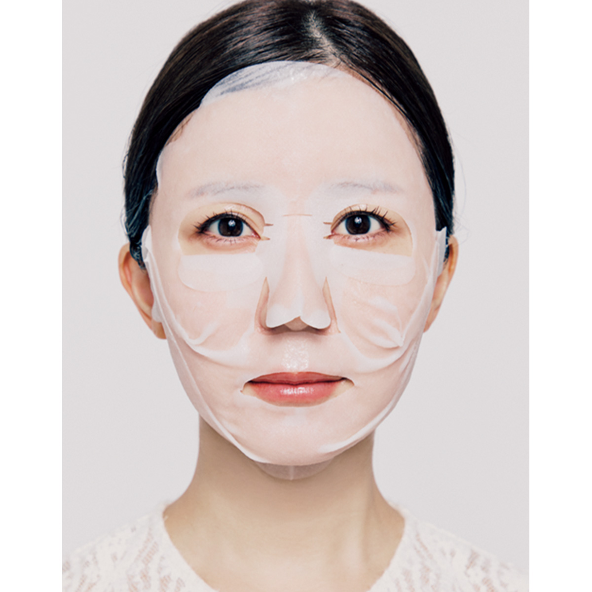 シートマスクをしているモデル