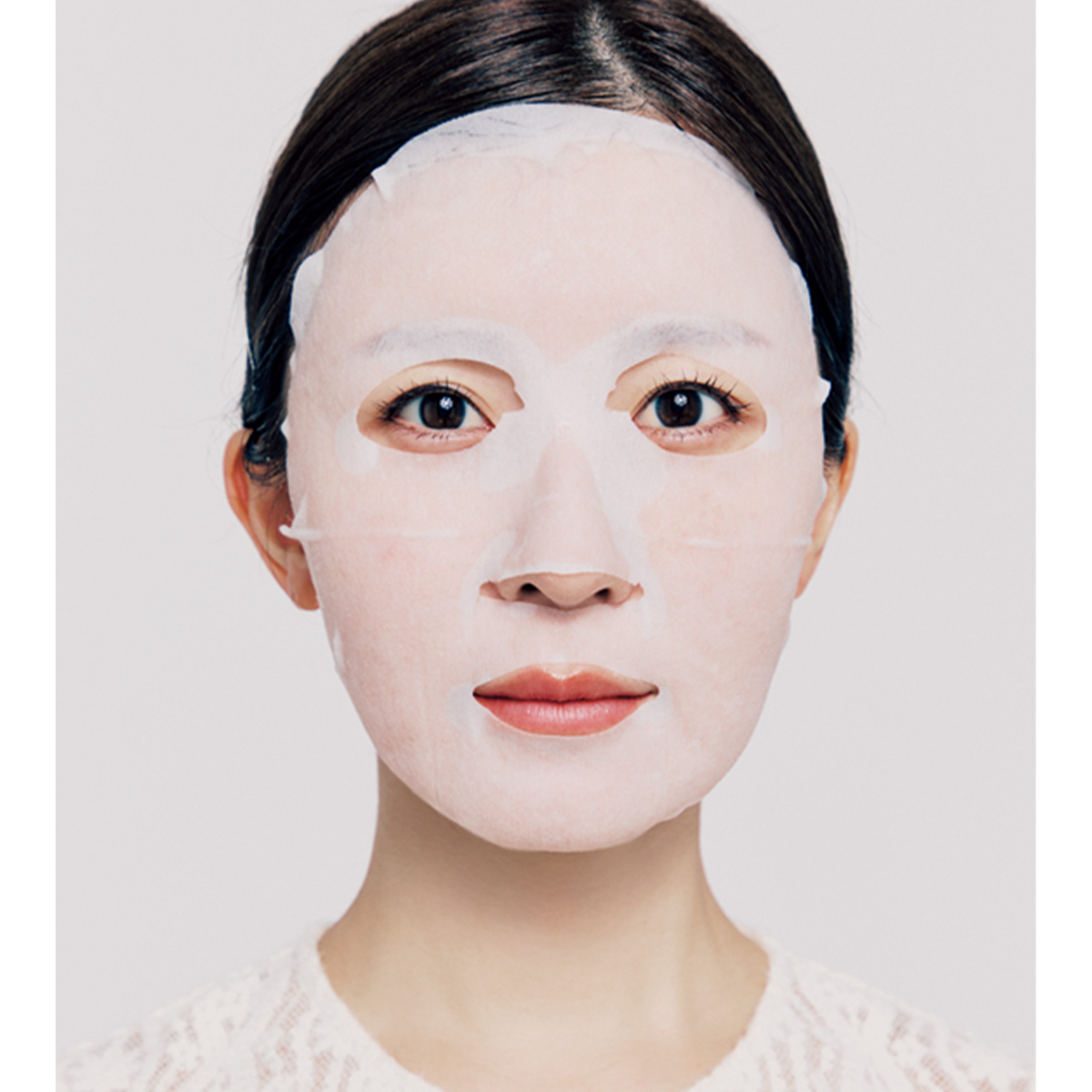 シートマスクをしているモデル