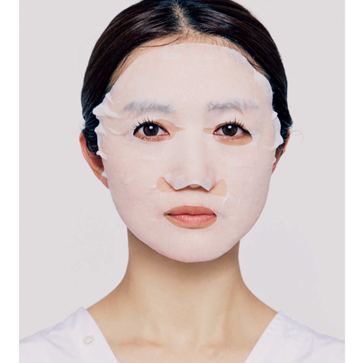 シートマスクをしているモデル