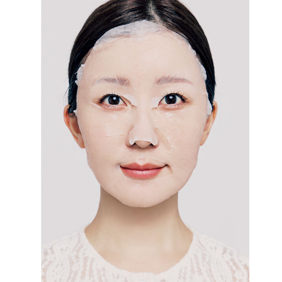 シートマスクをしているモデル