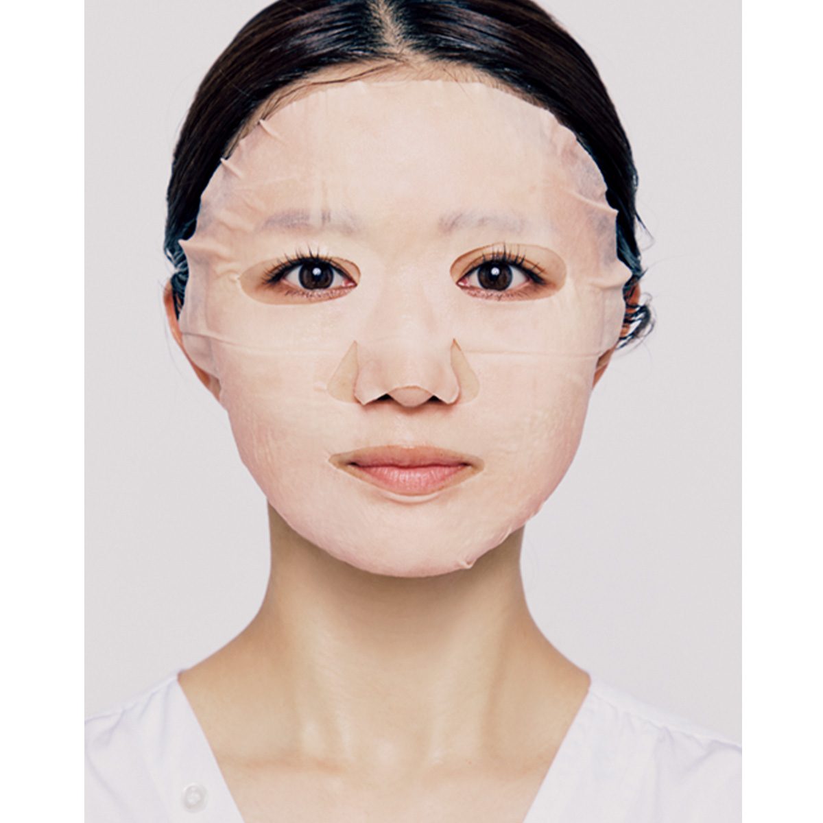 シートマスクをしているモデル