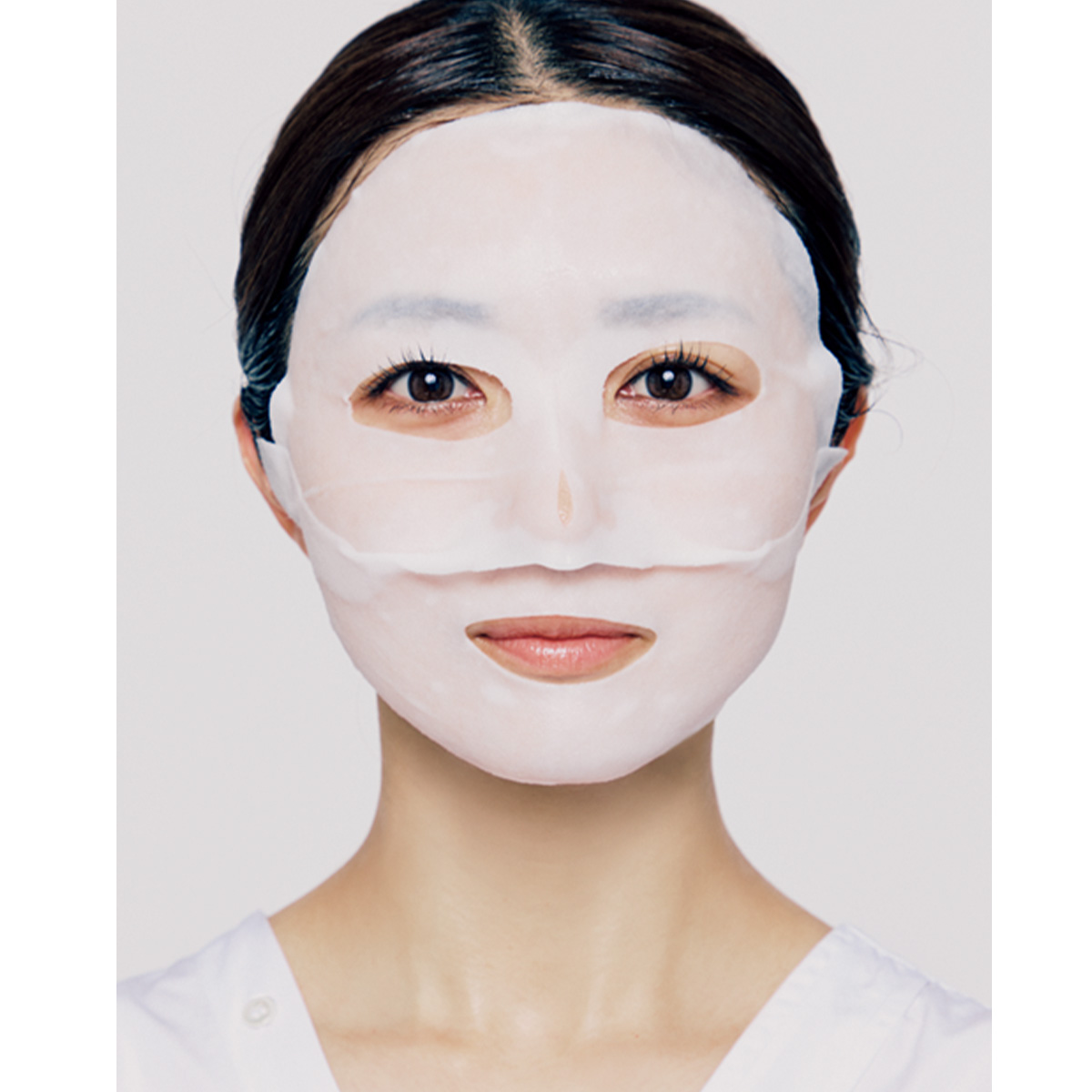 シートマスクをしているモデル