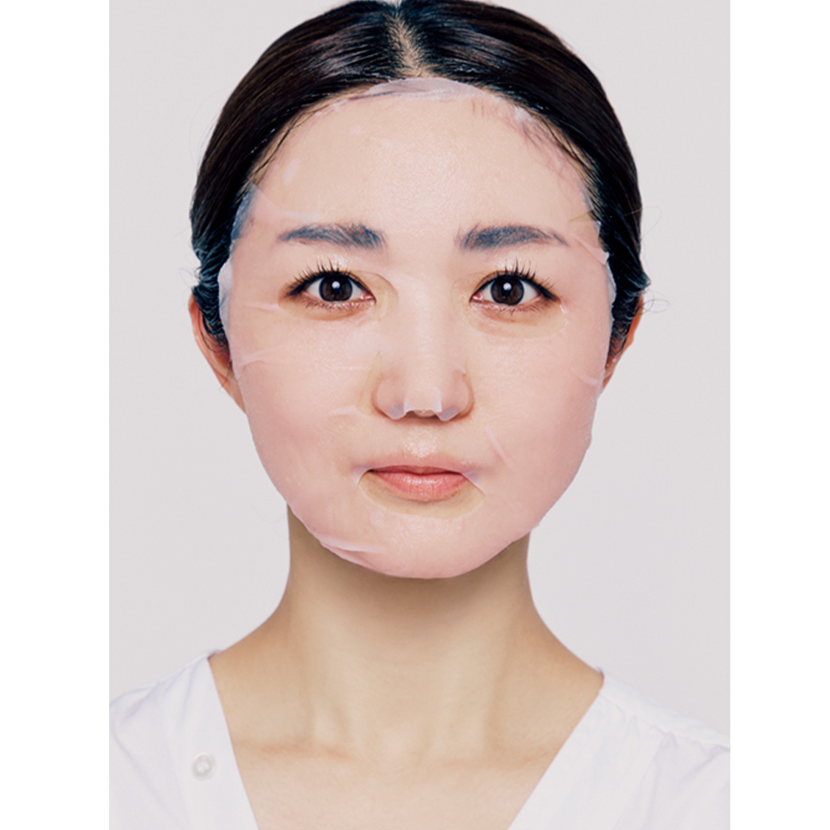 シートマスクをしているモデル