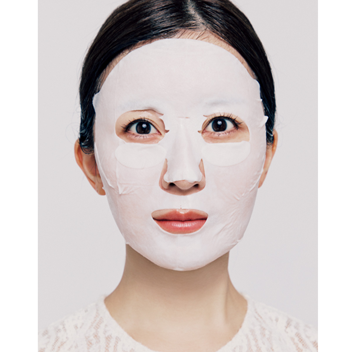 シートマスクをしているモデル