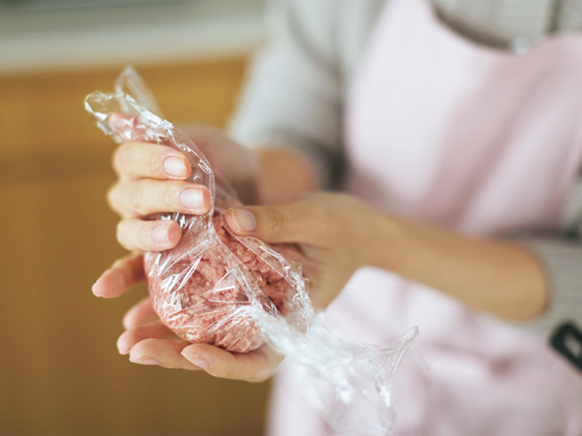 肉だねをラップでまとめるところ