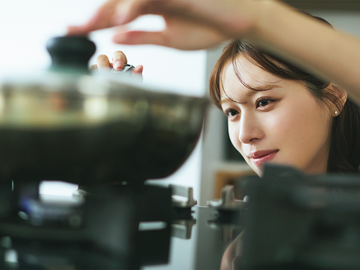 料理する楫真梨子さん