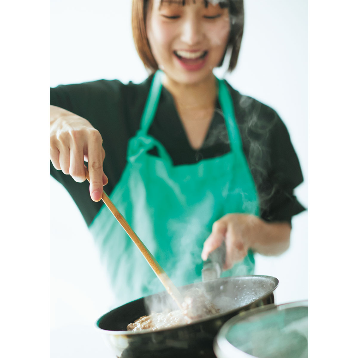 料理をする長谷川あかりさん