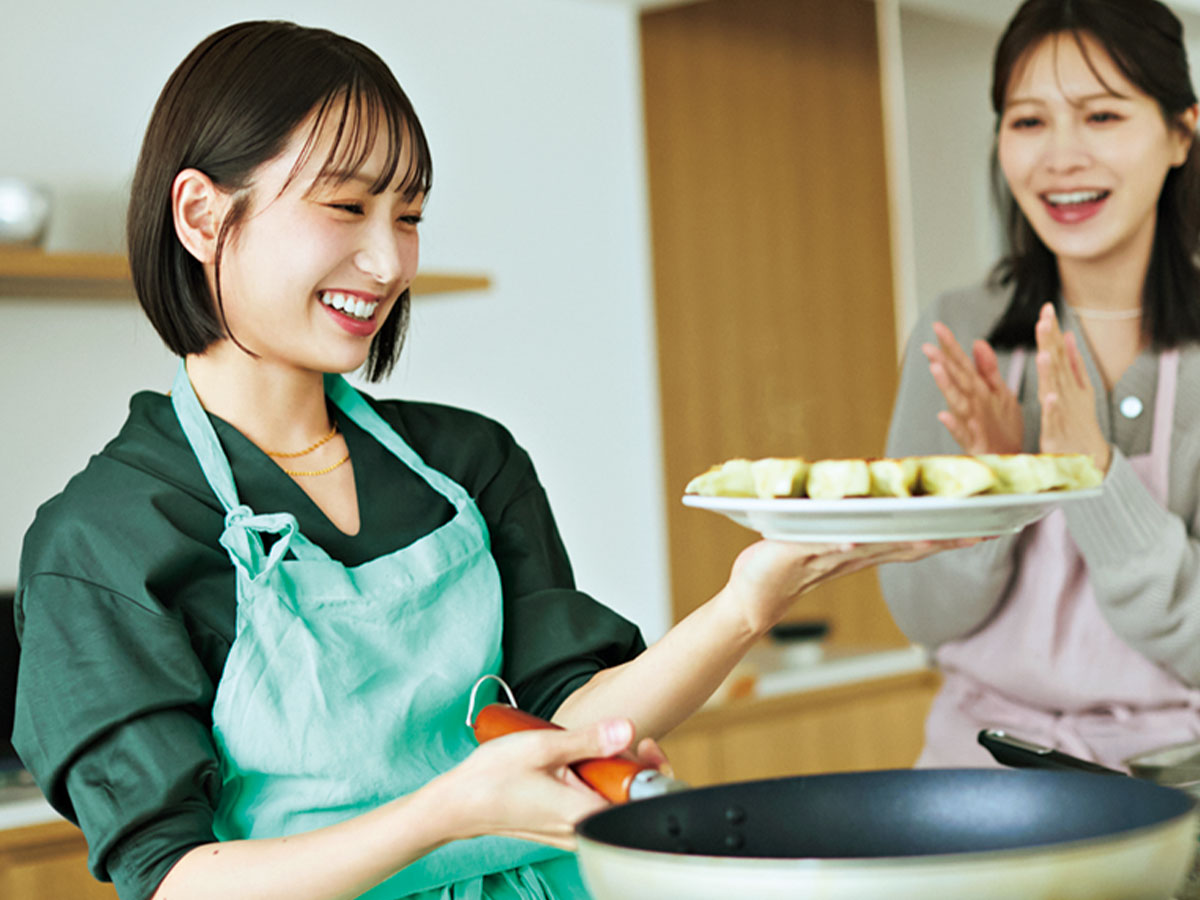 出来上がった料理をお皿に盛る長谷川あかりさんと喜ぶ楫真梨子さん