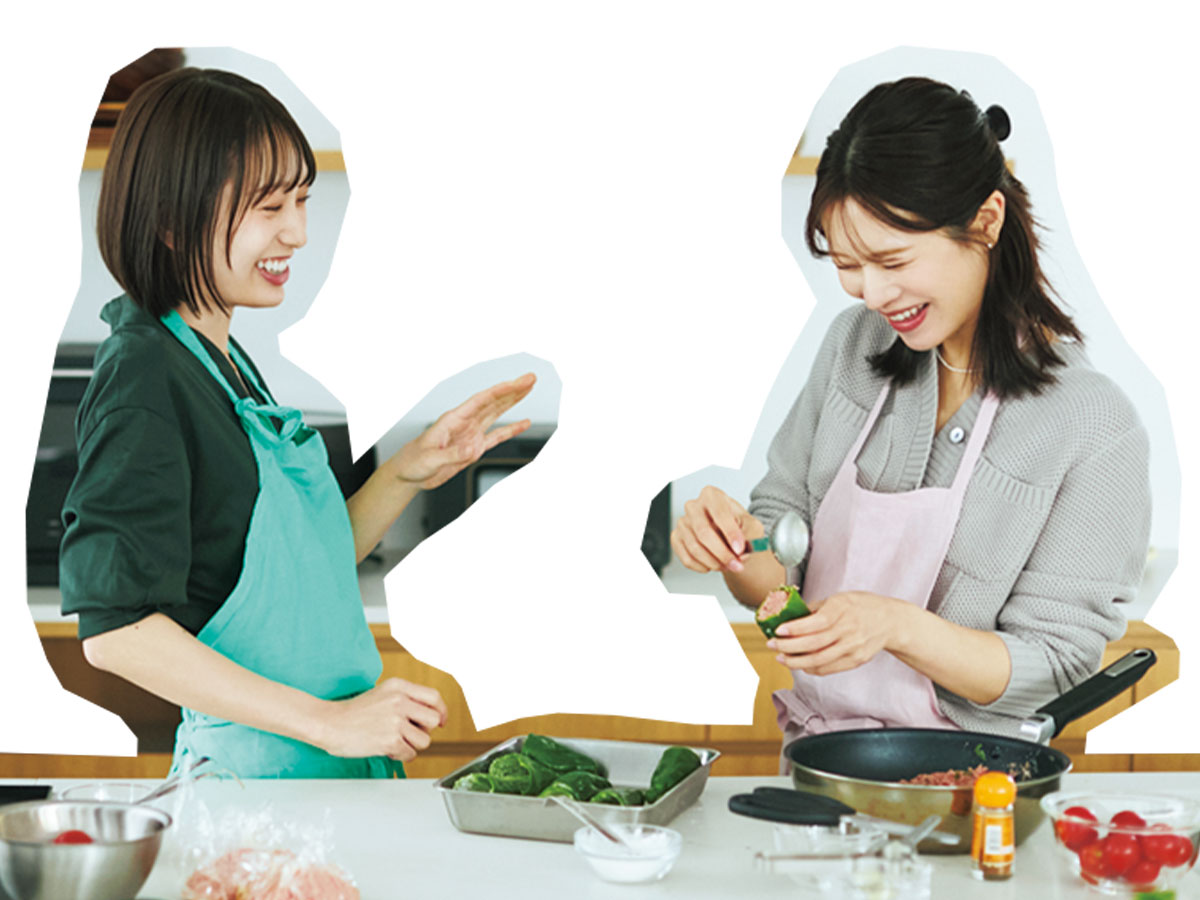 笑顔で料理する長谷川あかりさんと楫真梨子さん