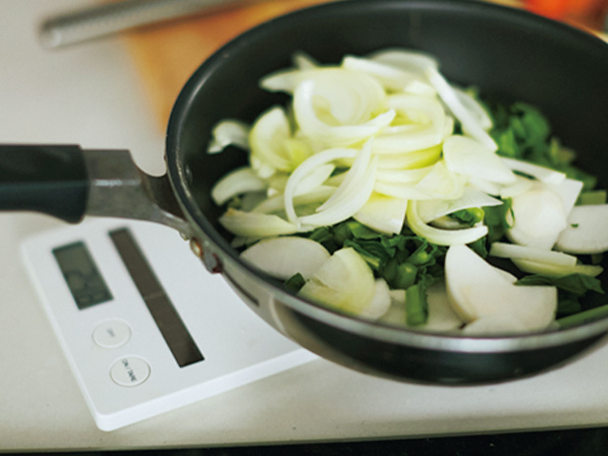 フライパンで野菜を酒蒸しにするところ