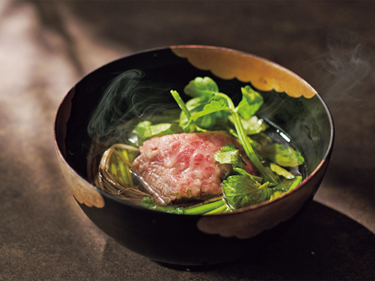 美しい器に盛られたコース料理