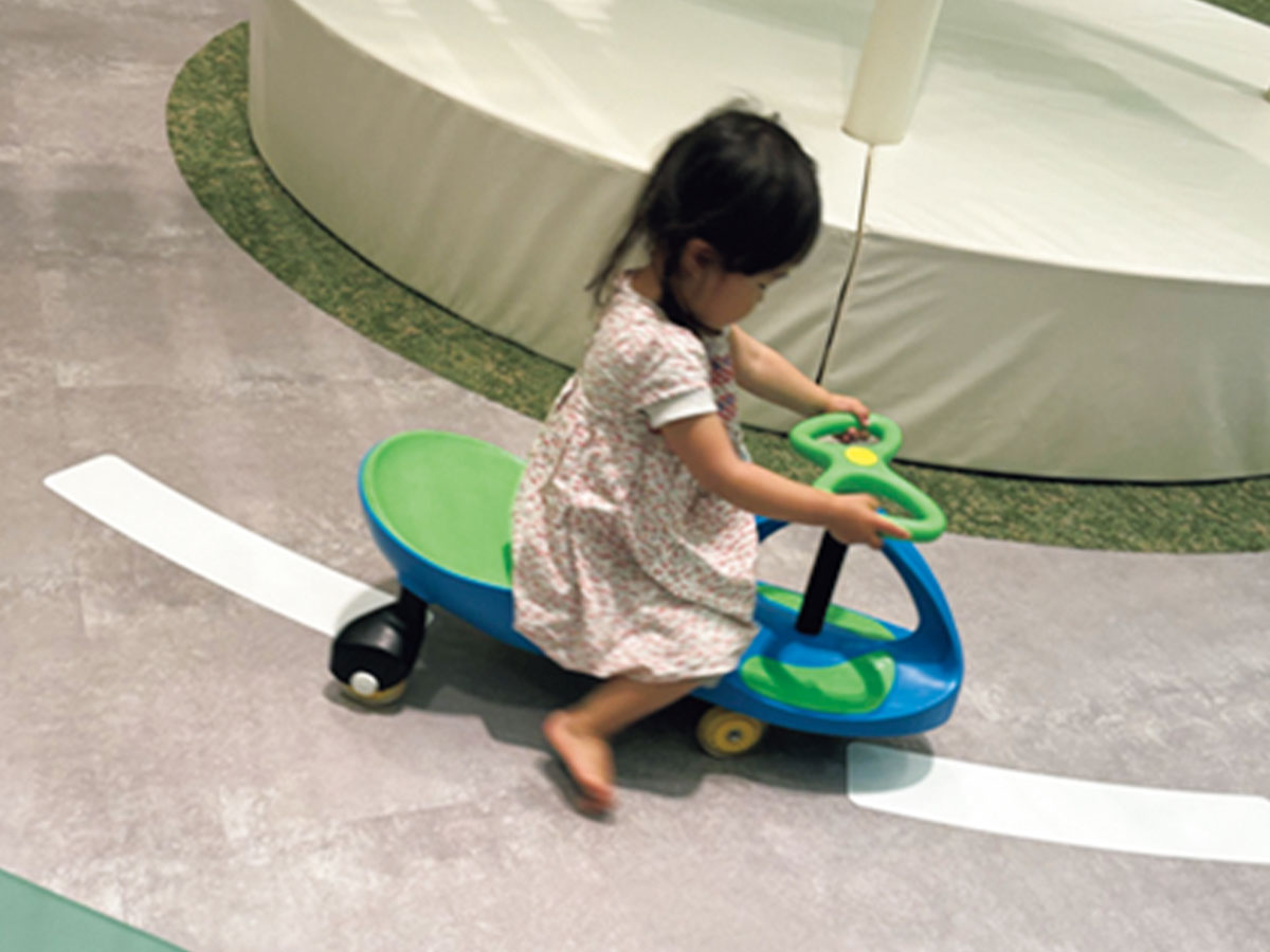 グランドメルキュール八ヶ岳リゾート&スパ内で遊ぶ子ども