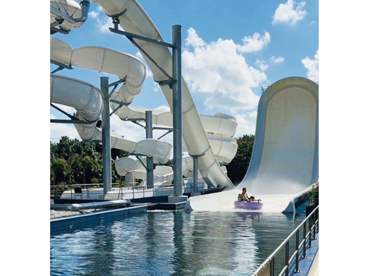 グランドメルキュール沖縄残波岬リゾートの豪華なスライダー