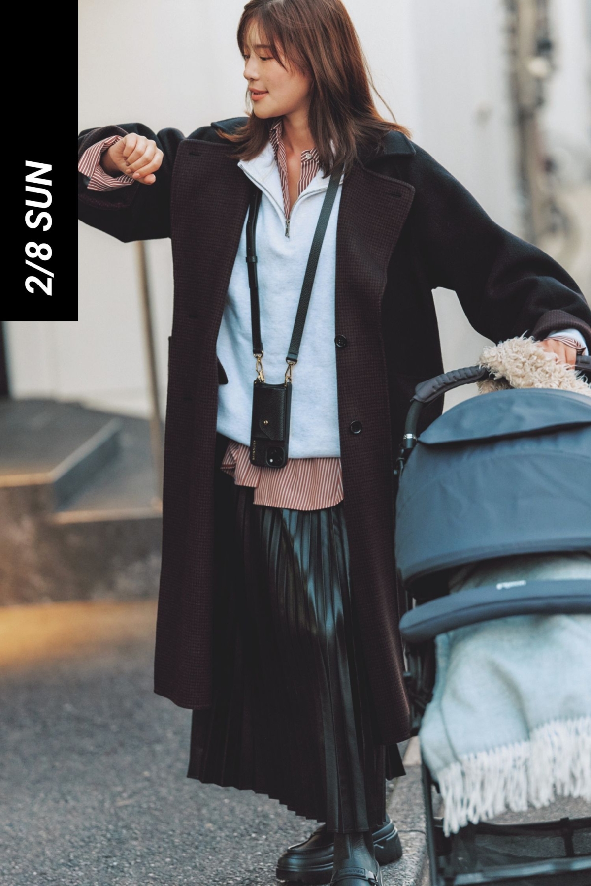 ストライプ柄シャツとハーフジップスウェットの重ね着にフェイクレザーのプリーツスカートとロングコーデを合わせたママコーデ