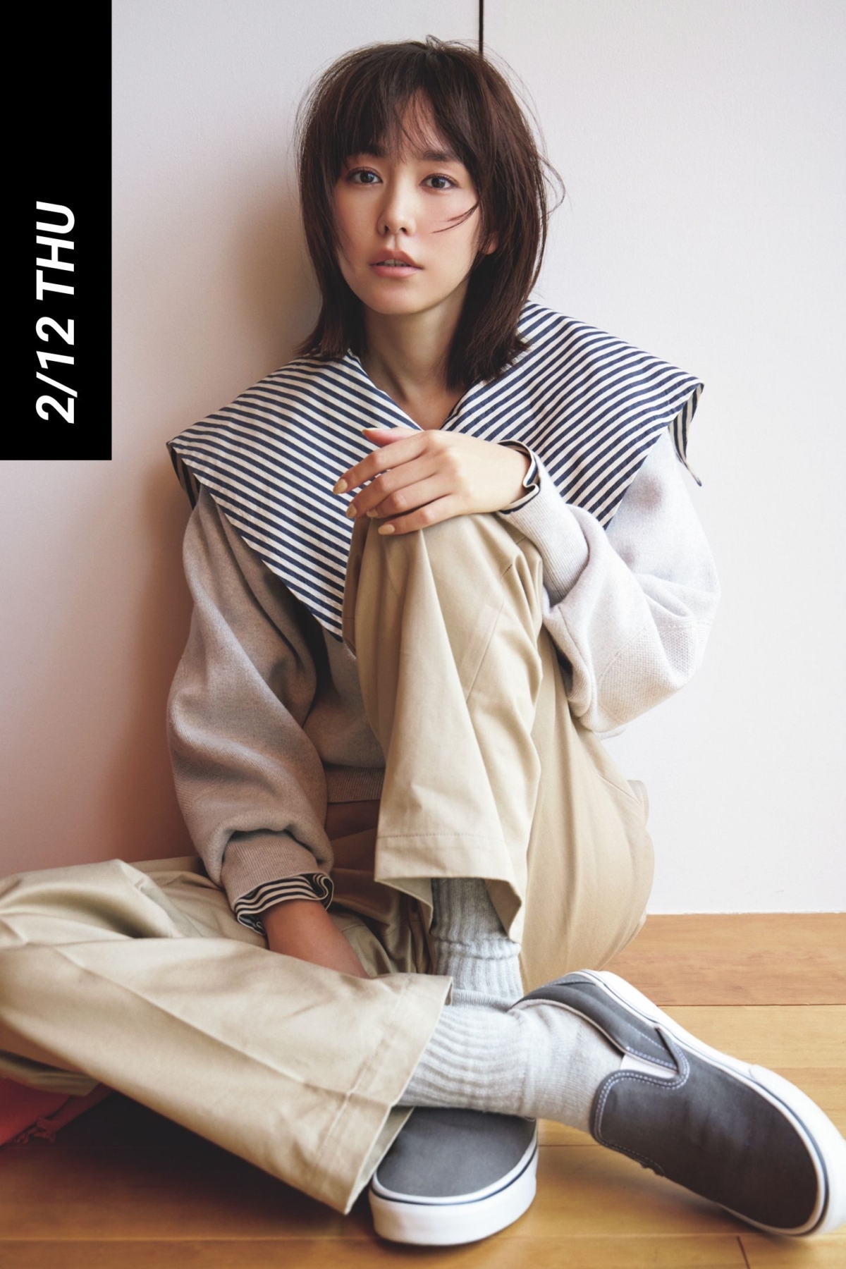 ストライプ柄の大きな襟のブラウスにニットとチノパンを合わせてグレーのスリッポン履いた桐谷美玲さん