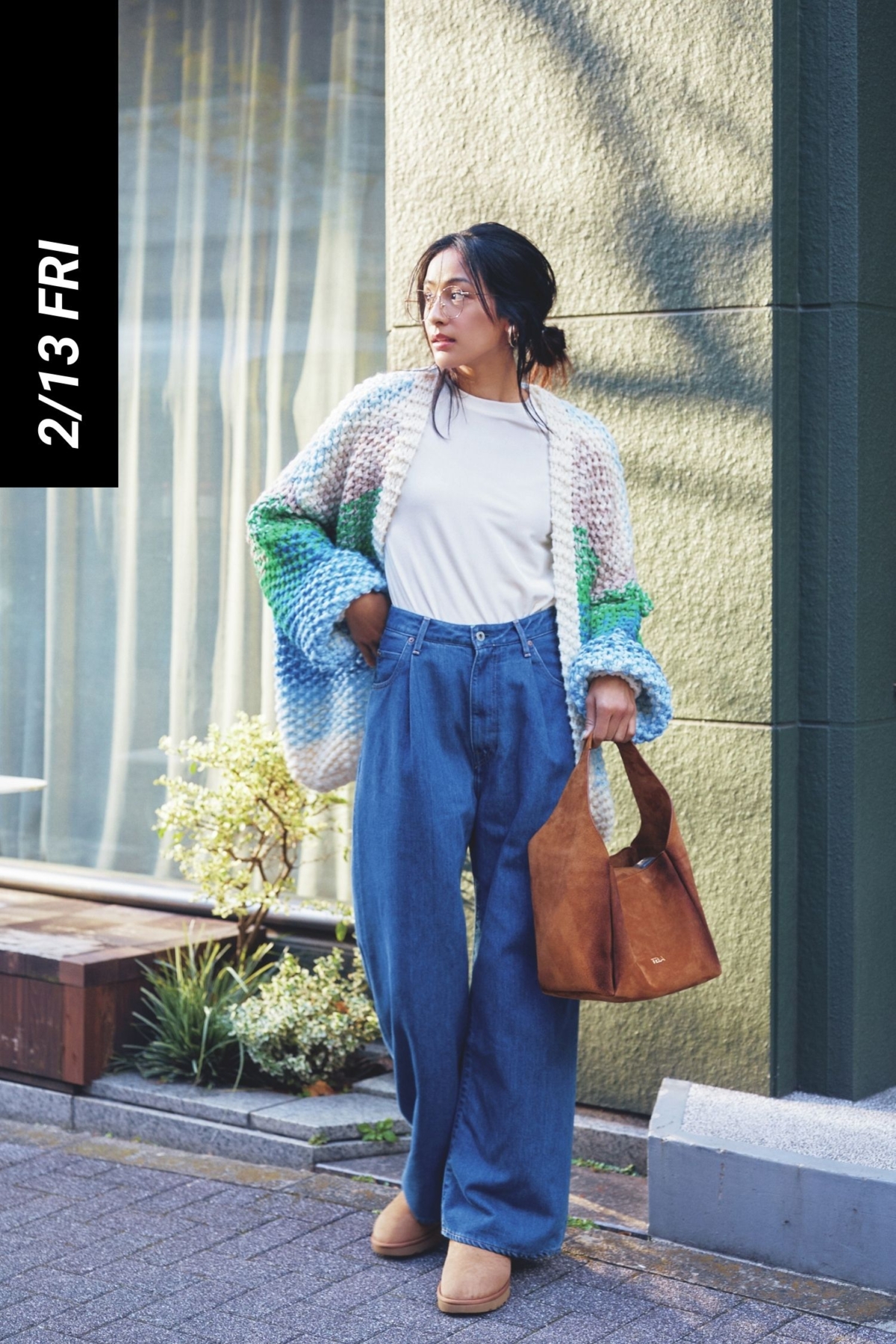 白トップスをブルーデニムにインしてカラフルなニットカーデを羽織ったコーデ