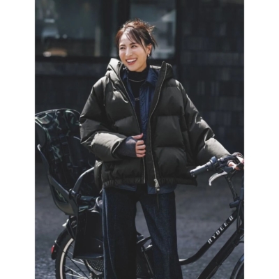 【キレイめダウン】のサテンライクな質感でデニムコーデも洗練見え！