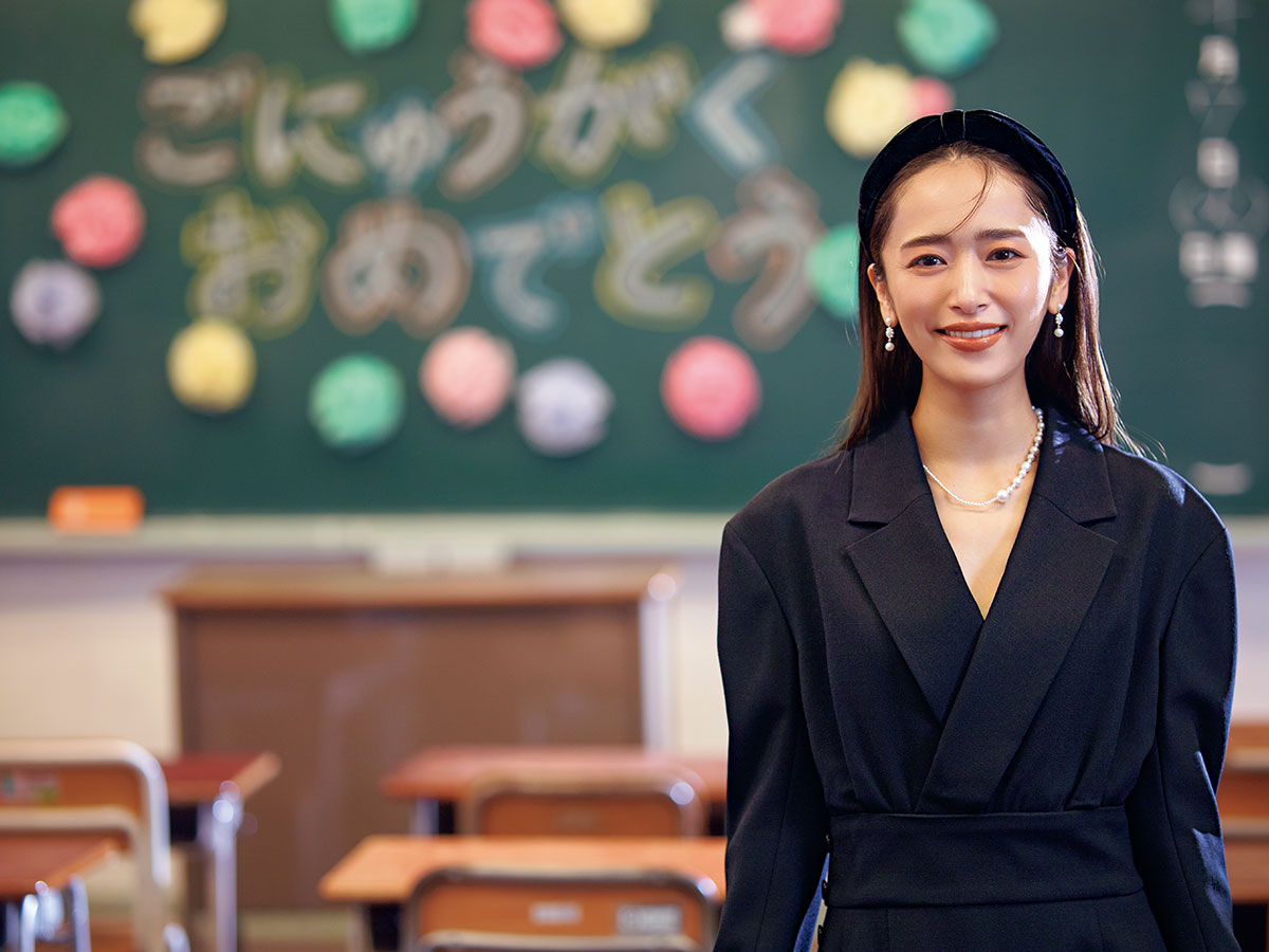 コラムのワンピースにパールジュエリーとカチューシャをつけた近藤千尋さん