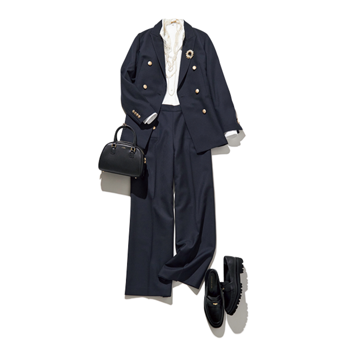 23区のネイビーのダブルブレストジャケットとパンツのコーデ