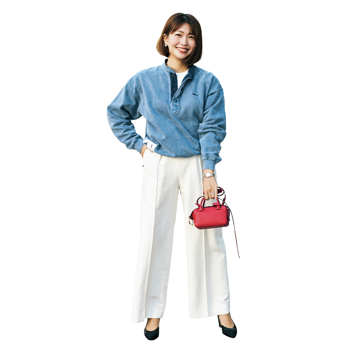 プルオーバーと白パンツにデルヴォーの赤のクールボックスナノを持った読者ママ