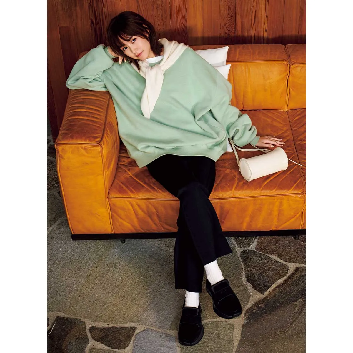 2026年春におすすめのローファースニーカーを履いたVERYモデルの桐谷美玲さん