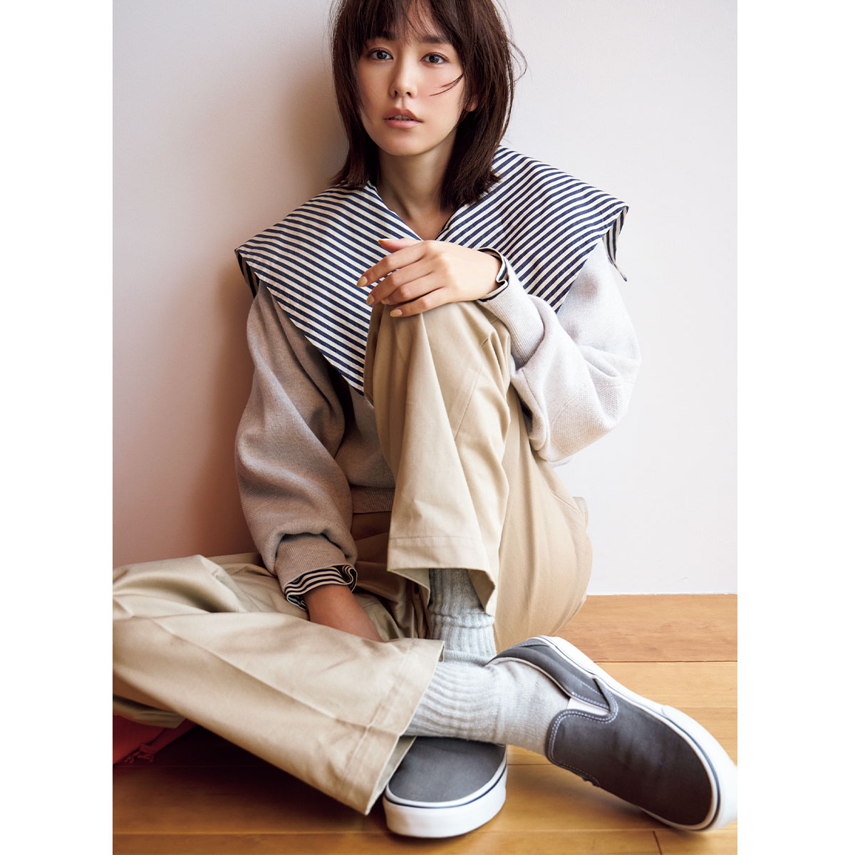 ヴァンズのニュアンスグレーのスリッポンはキレイめコーデに合う名品