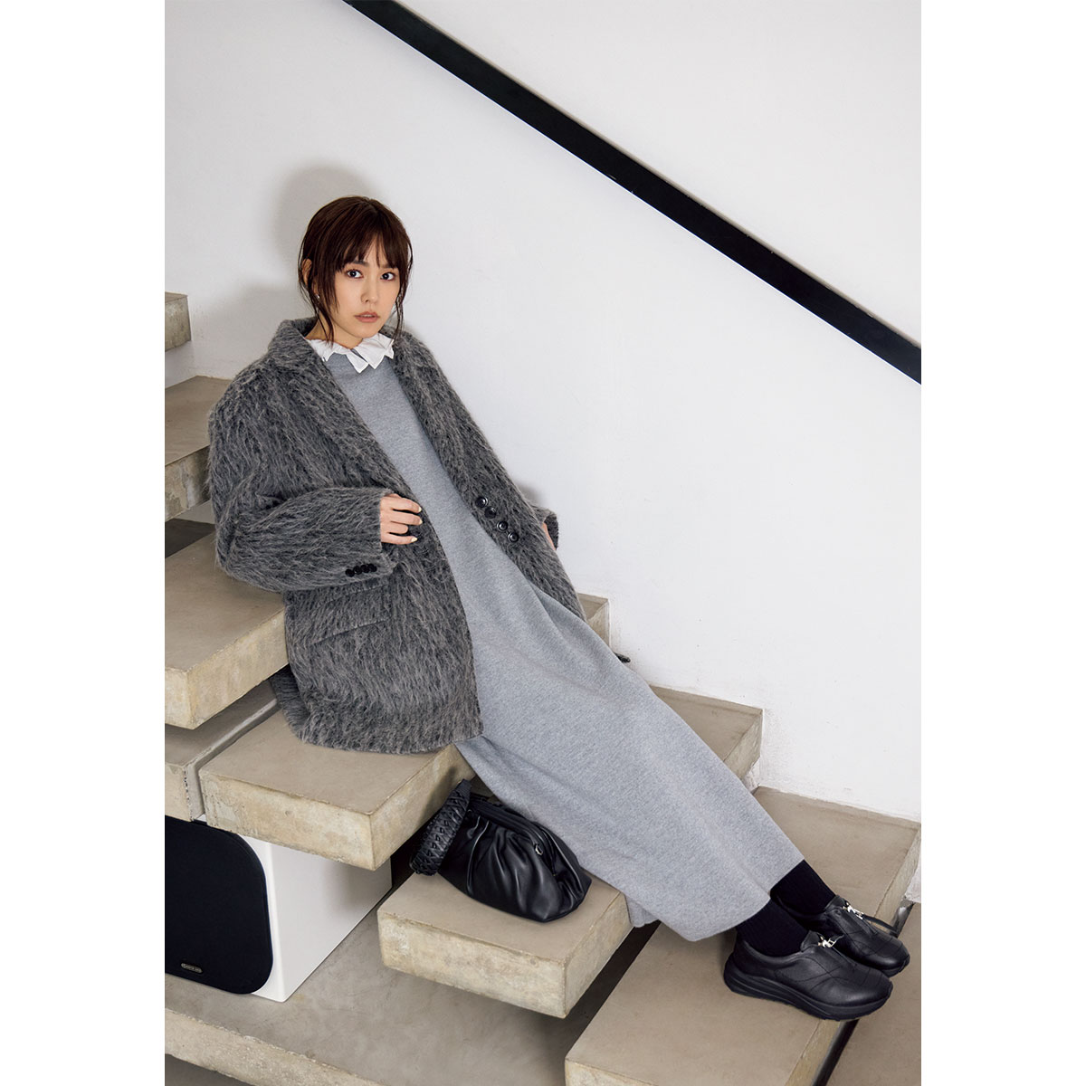 機能性も抜群なOAOの黒スニーカーはキレイめコーデにも合わせやすい