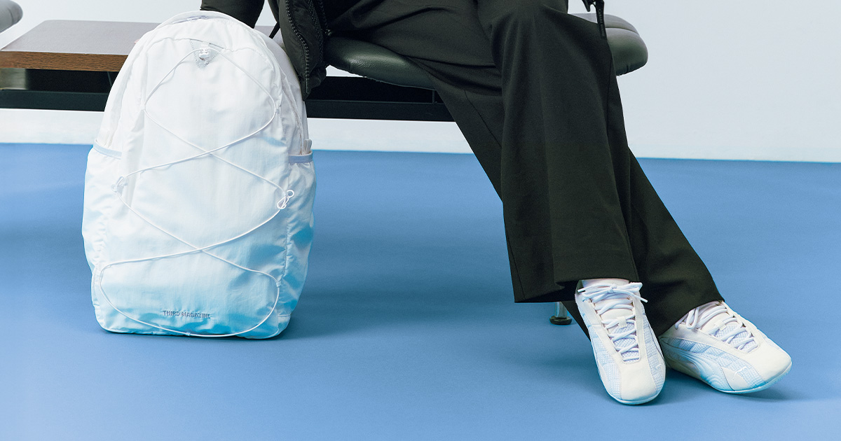 サードマガジンの白リュックとプーマの白スニーカー