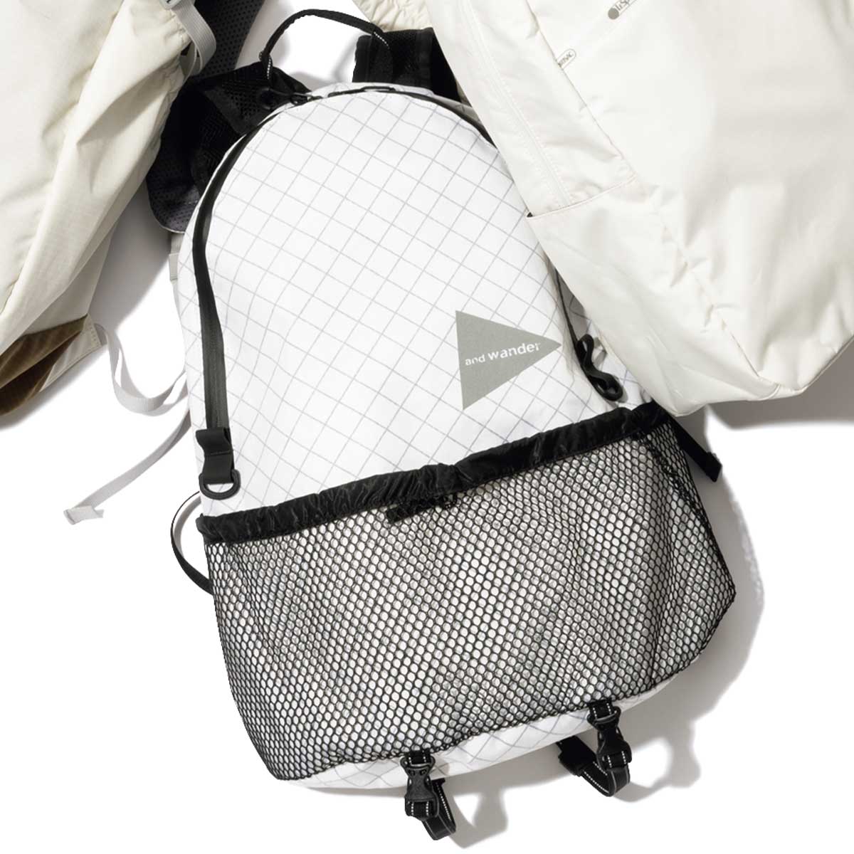 アンドワンダーの白リュック
