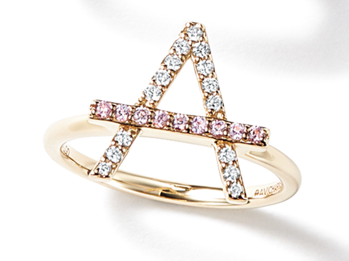 ラヴィシャルムのピンクサファイアとラボグロウンダイヤのアルファベットリング