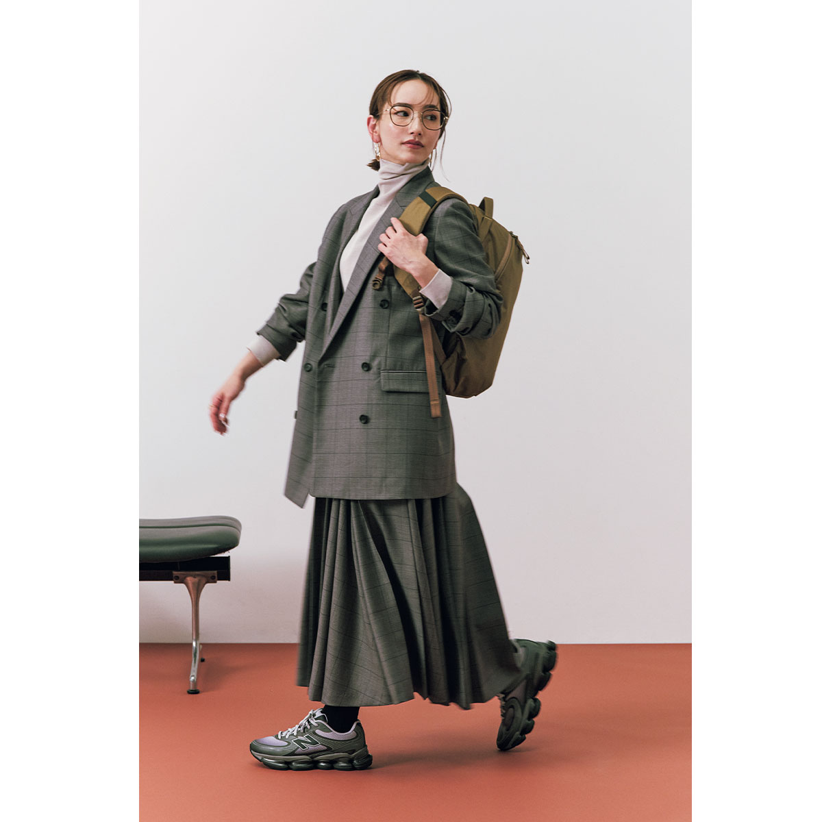 チェック柄ジャケットとスカートのセットアップにニューバランスのスニーカーとエイブルキャリーのリュックを背負ったコーデ