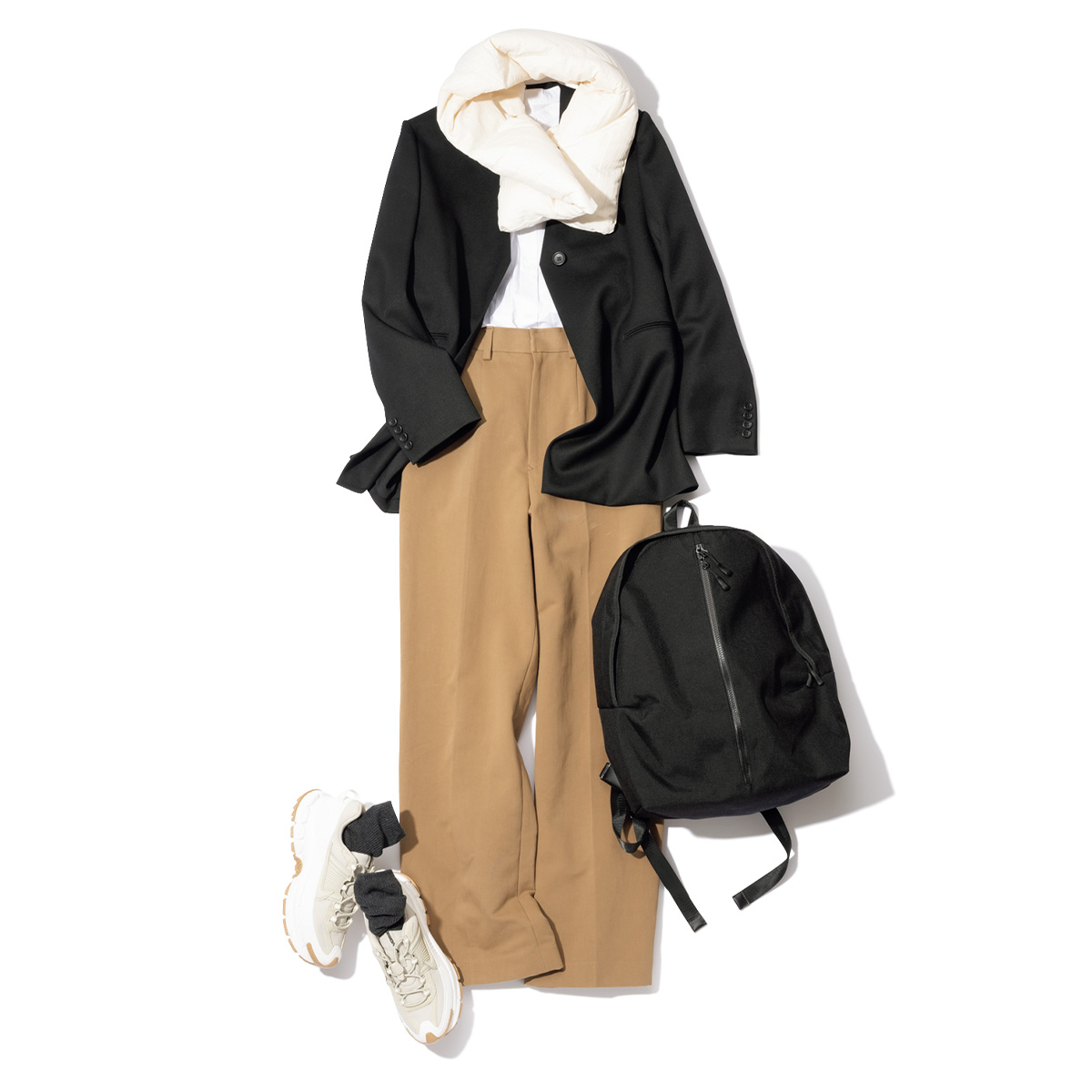 ジャケットとスラックスにナイキのベージュのハイテクスニーカーと黒のリュックを合わせたコーデ
