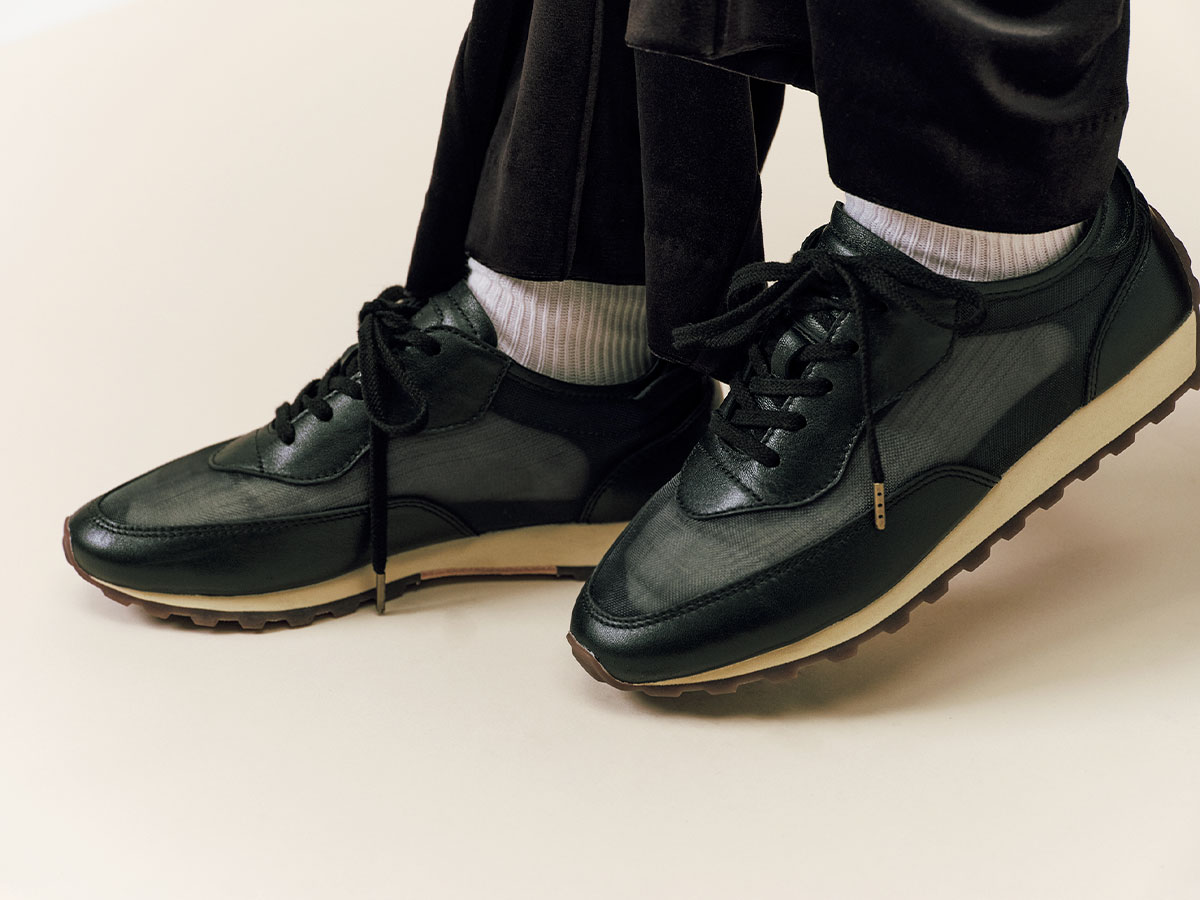 MANOFのシアー素材の黒スニーカー