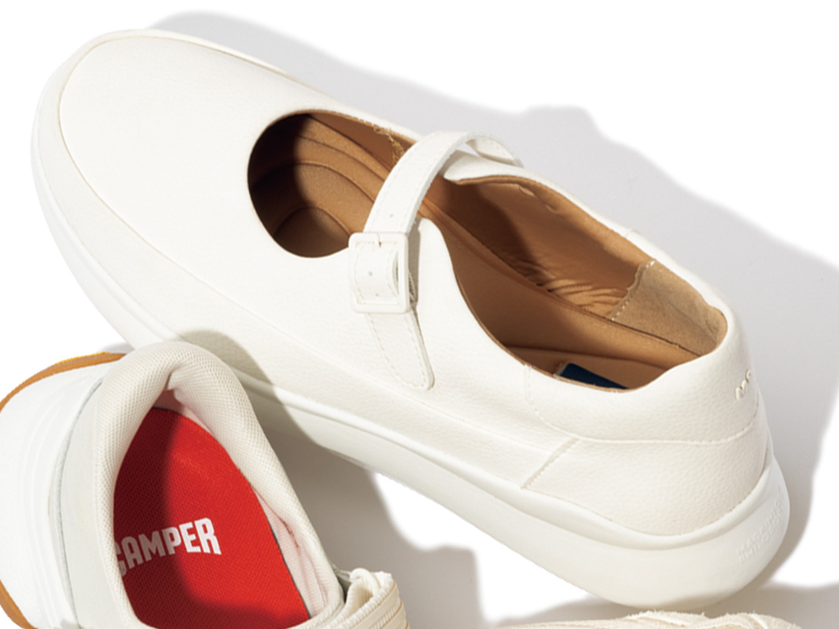 マッキントッシュのメリージェーンタイプの白スニーカー