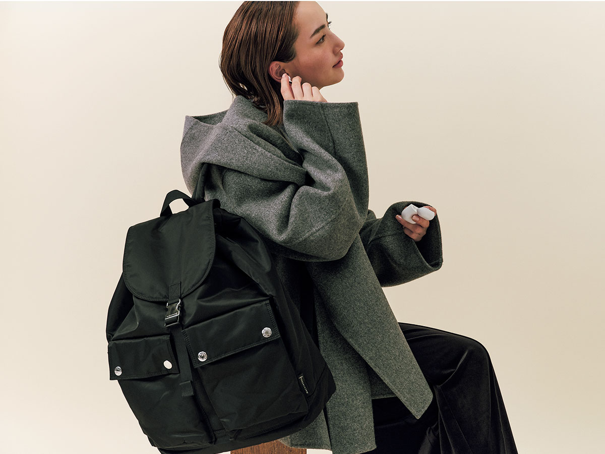 マッキントッシュの黒リュックを背負った辻元舞さん