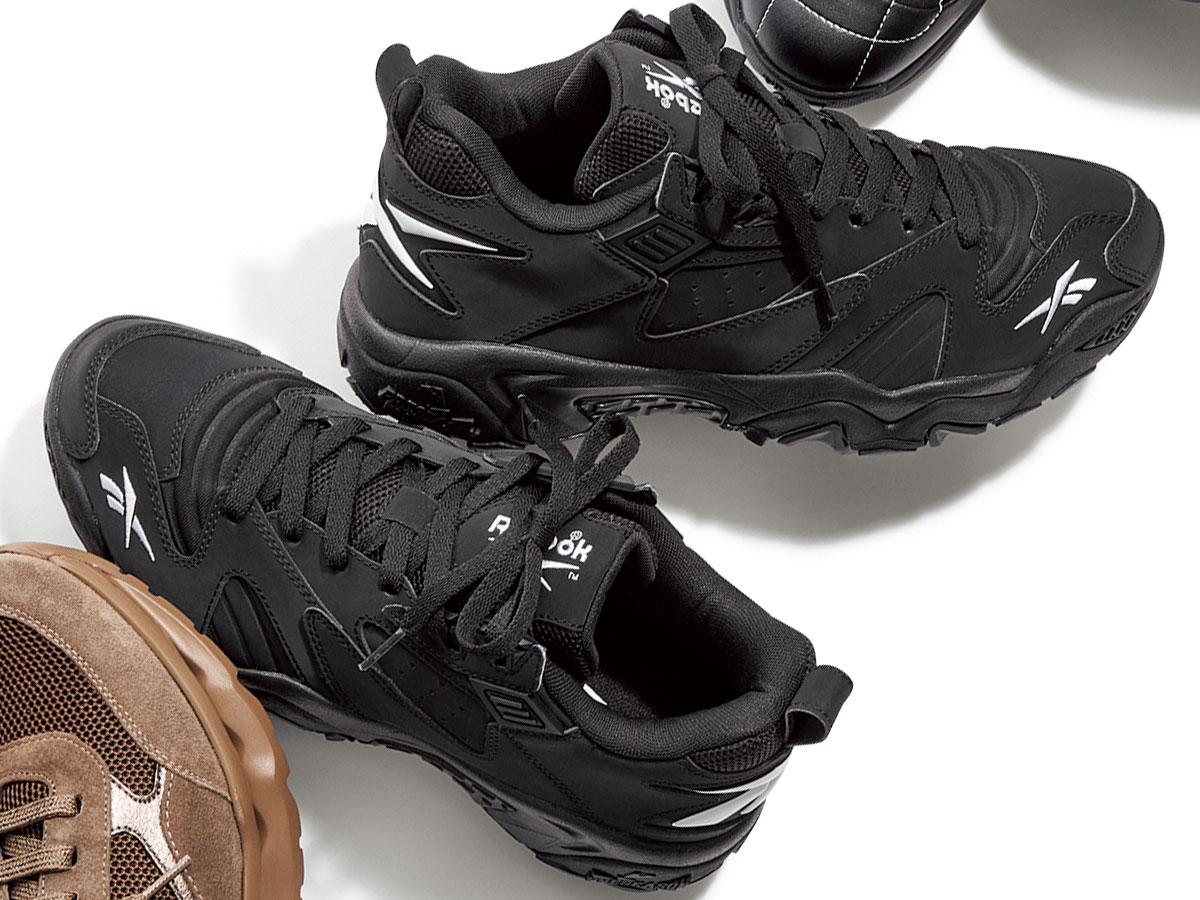 リーボックの黒スニーカー