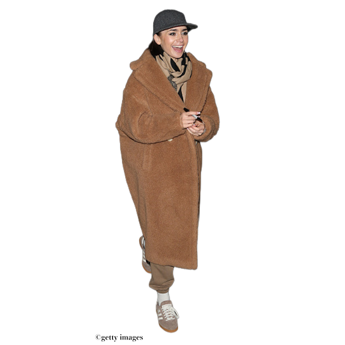 茶色のロングコート×キャップのスタイル