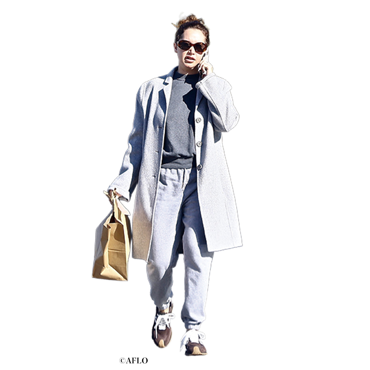 カジュアルなスウェットパンツに洗練アウター