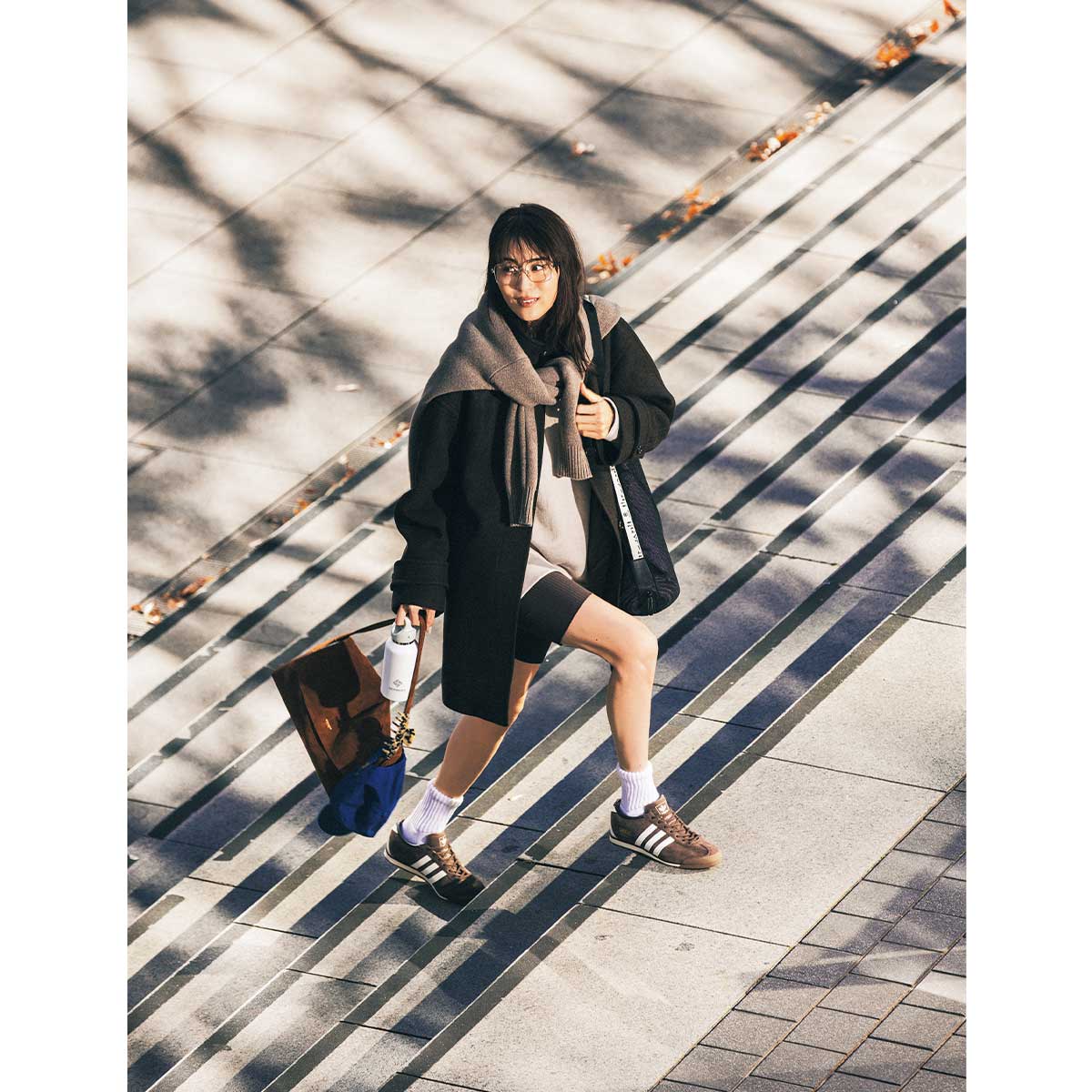 レギンス＋アウターのスポーティスタイル