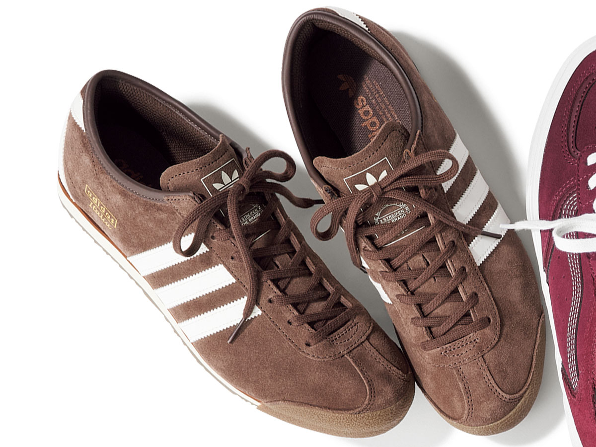アディダスのブラウンスニーカー