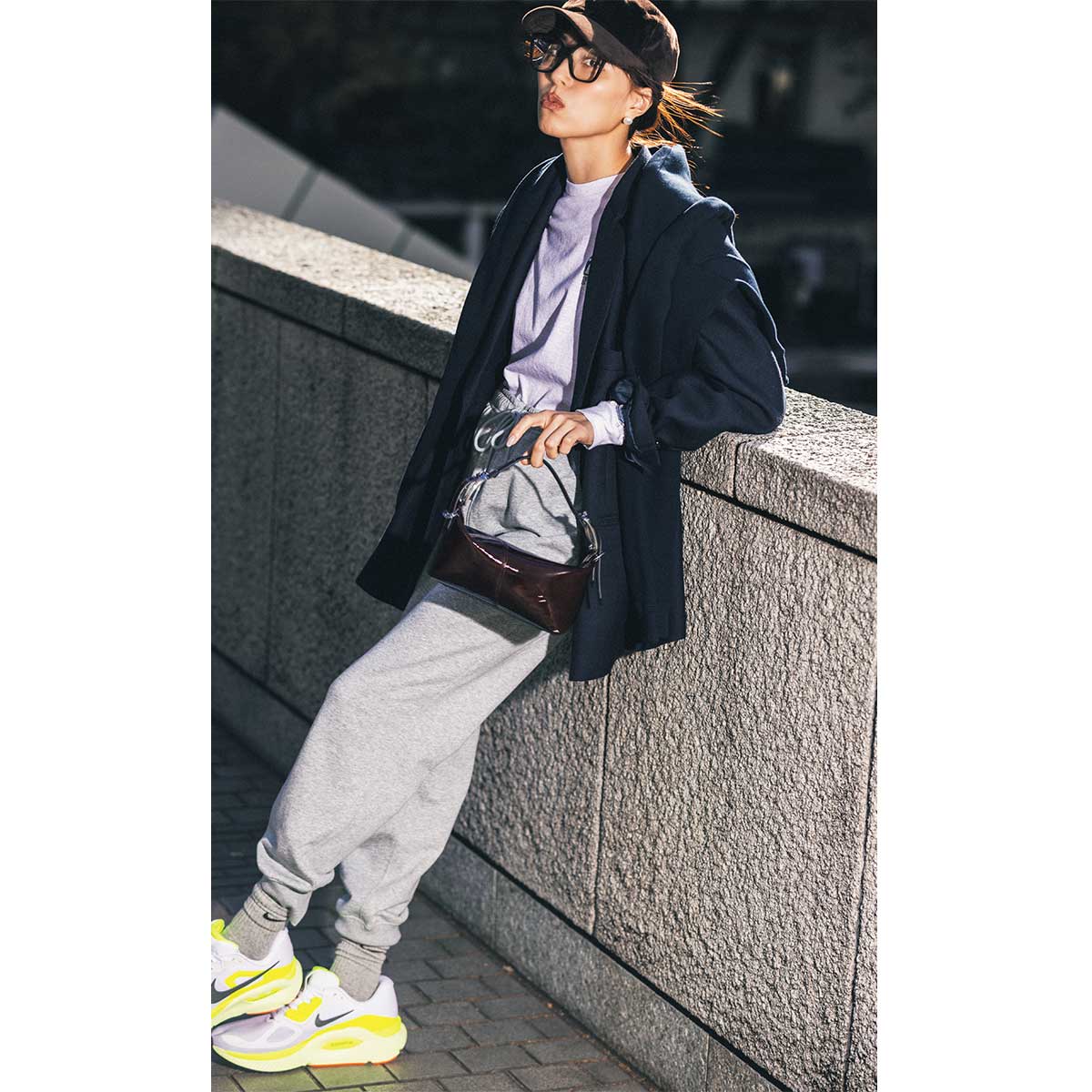 グレースウェットをブラウン小物で今年っぽくシフトしたカジュアルスタイル