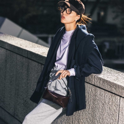 【都会派カジュアル３選】キレイめママは「スウェットパンツ」を“トレンドアウター”で更新！