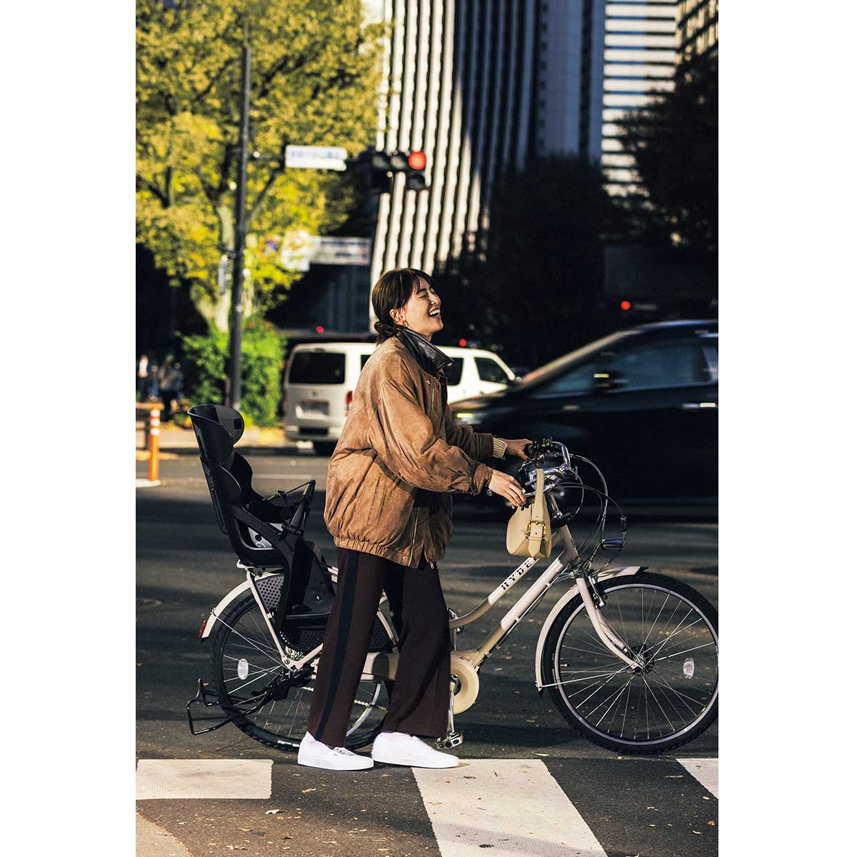 ライン入りパンツとブラウンのビッグブルゾンのコーデ