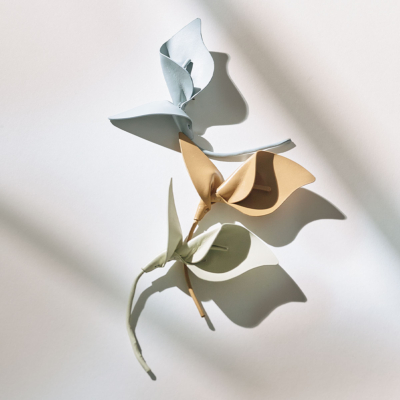 ハレの日の必携「コサージュ」に新名品！コンサバすぎないのが今どきバランス