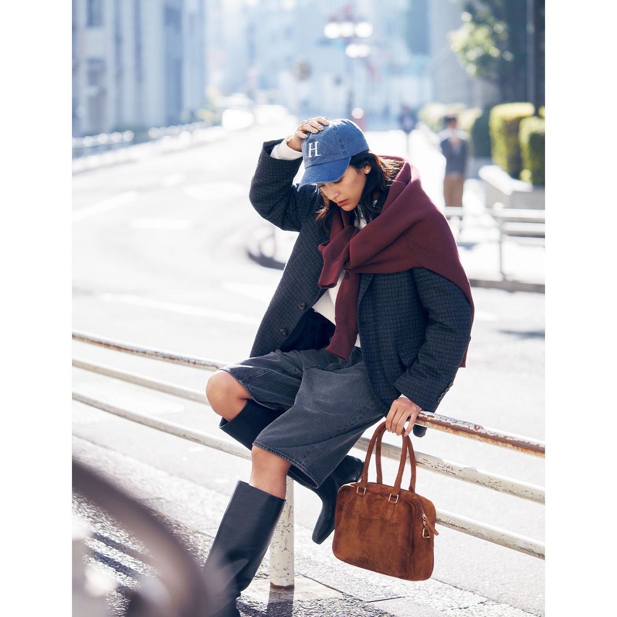 ロングブーツを効かせてハーフ丈デニムを即攻略