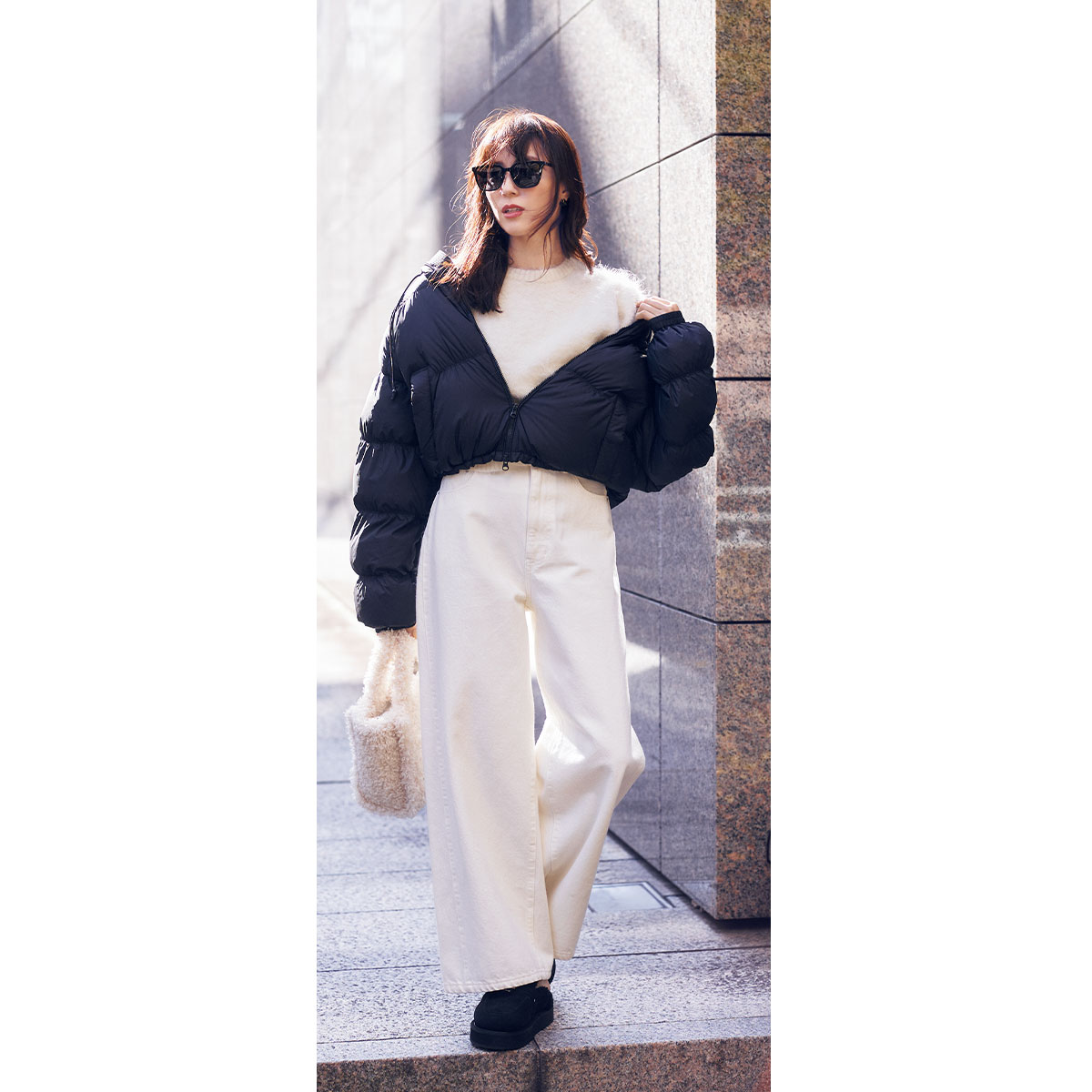 優しげなオールホワイトコーデには短丈の黒ダウンジャケットを合わせて洗練度アップ