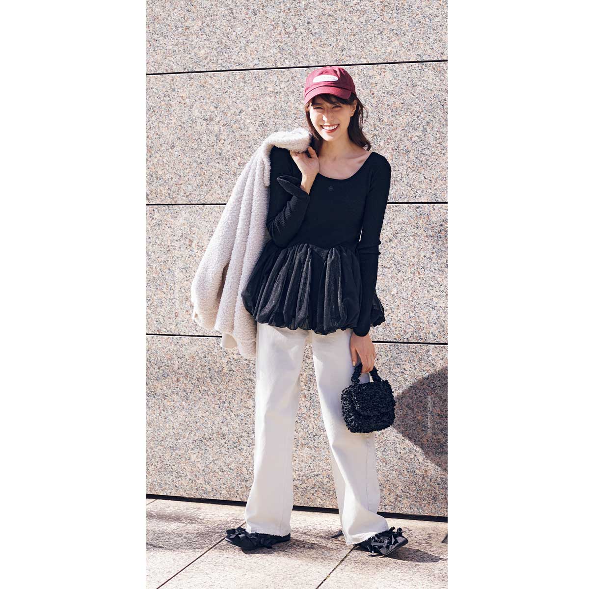 甘トップスと白デニムを合わせたカジュアルコーデには赤キャップでアクセントをプラス